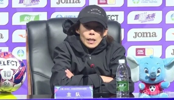「牛丸」是香港出身的知名女足球教練。