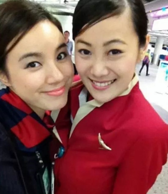 朱智賢（右）大學畢業後曾任職空姐，舊照流出後被網民指愈變愈靚。