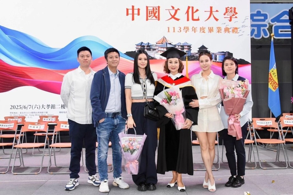 謝玲玲的五名仔女同赴台灣見證媽媽獲頒名譽博士殊榮。 謝玲玲的五名仔女同赴台灣見證媽媽獲頒名譽博士殊榮。