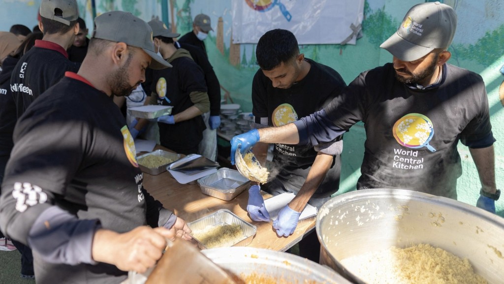 救援組織為巴勒斯坦人準備食物。 路透社