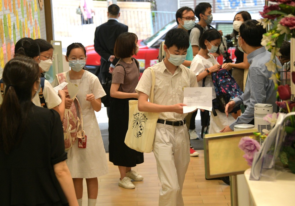 圣士提反堂中学校长麦伟麟向本报称，今年接获逾350份来自内地的插班生申请。