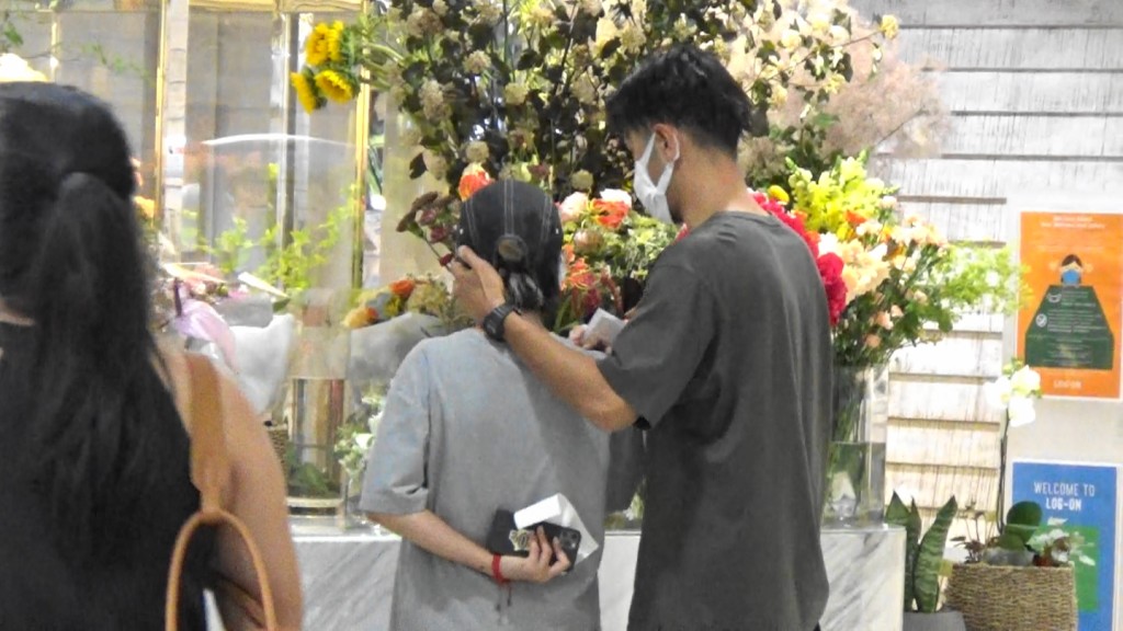 等店員包裝鮮花期間，Edward忍唔住又搖又摸女友。
