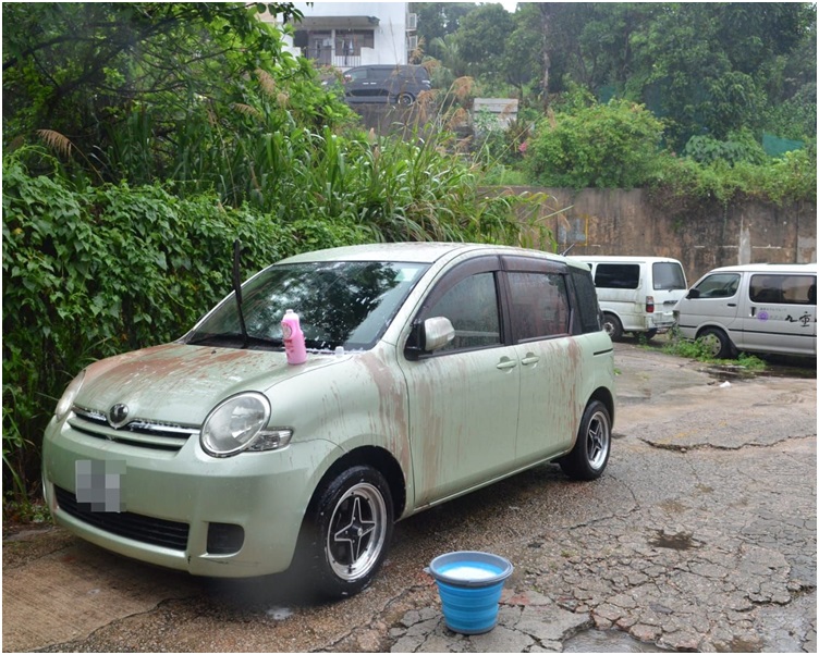 多達13輛泊在路邊的私家車被淋潑紅油。林思明攝