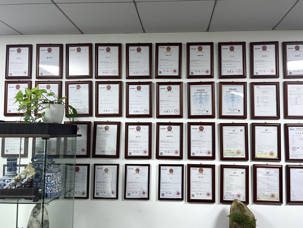 芯加波公司牆上掛著芯灸產品商標註冊證、實用新型專利證書等。