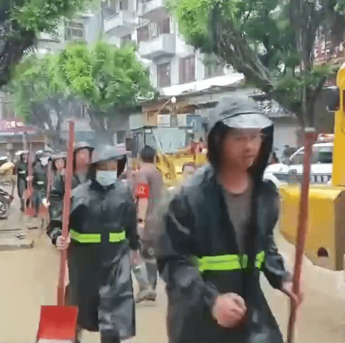 貴州榕江預計出現253米洪峰水位,配合全城警報,民眾有序撤離。 貴州榕江預計出現253米洪峰水位,配合全城警報,民眾有序撤離。