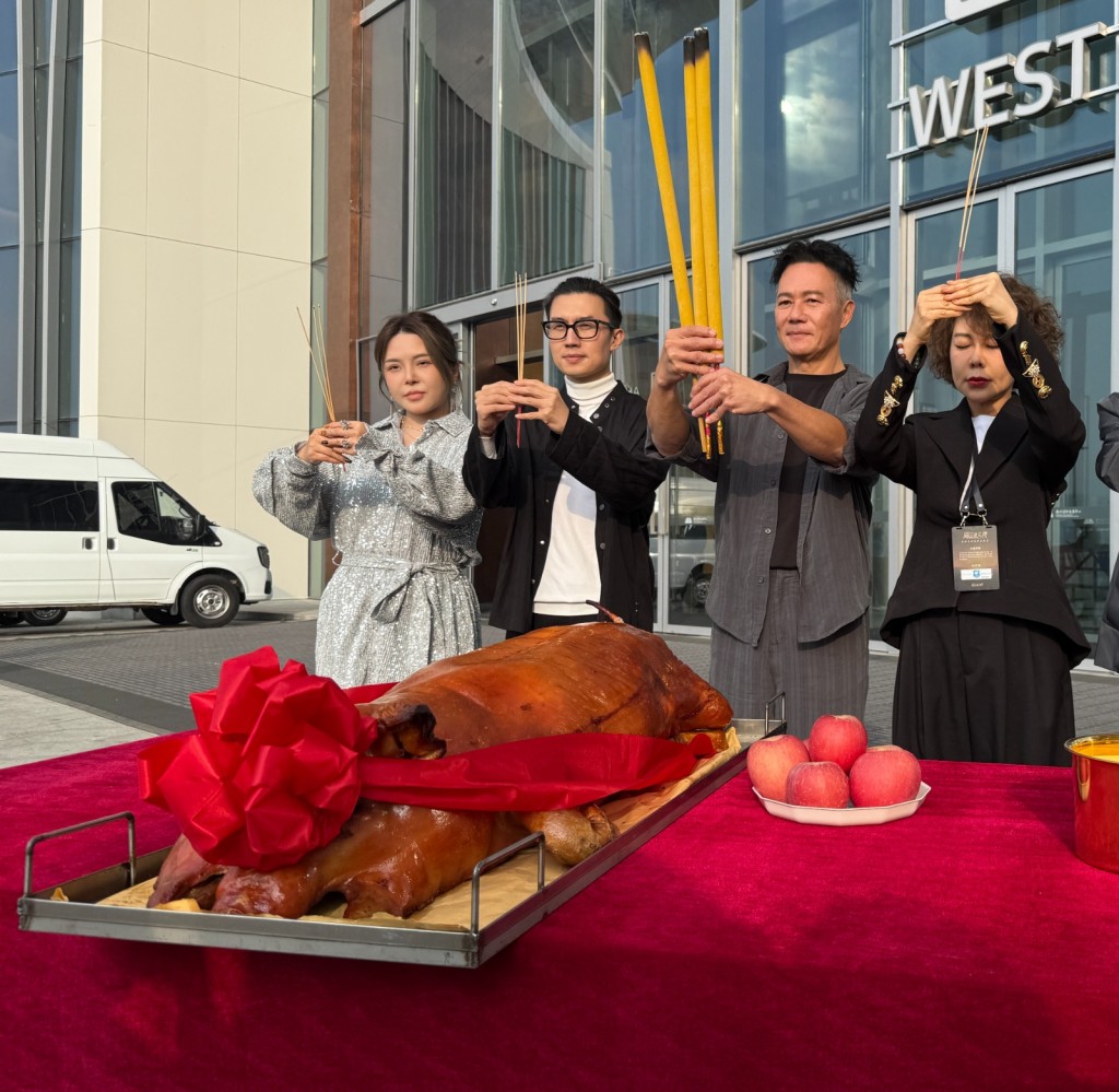 拜神祈求一切順利。