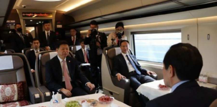 馬英九在宋濤陪同下乘高鐵前往長沙。