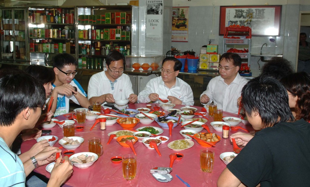 香港前特首曾萨权曾到新加坡黄亚细肉骨茶用餐。 资料图片