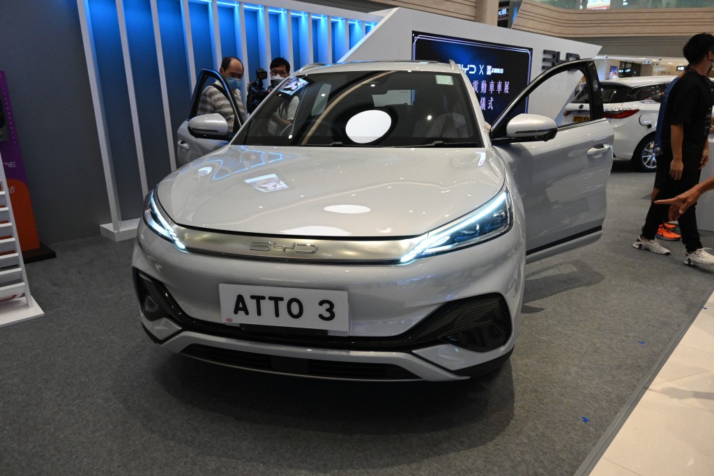 計算本港電動車「一換一」計劃後，ATTO 3尊貴型的售價為24.5萬元，旗艦型為27.3萬元。但公司公布，將於10月起各車款均加價約5%。