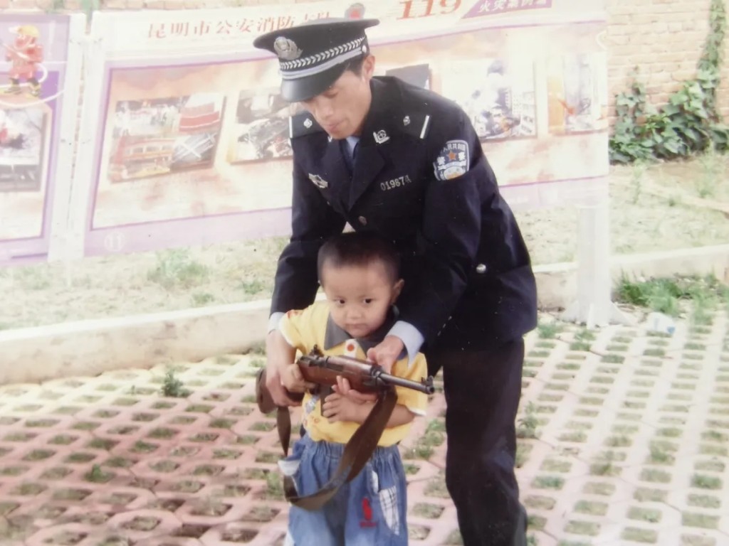 父親帶羅鈞齡參加警營開放日。 父親帶羅鈞齡參加警營開放日。