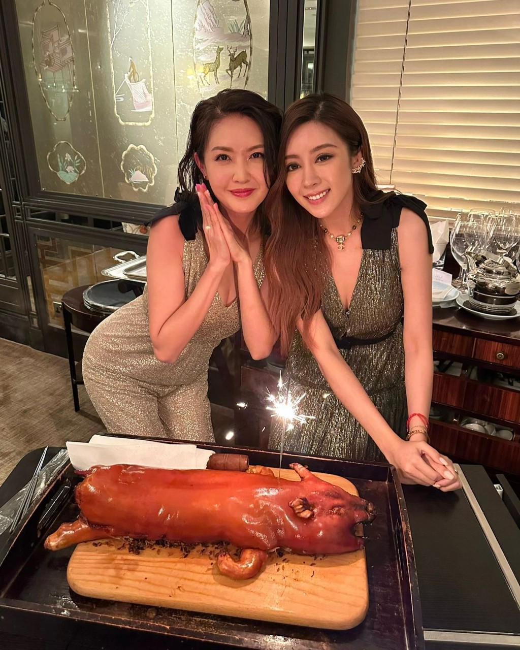 陈庭欣切猪庆祝。