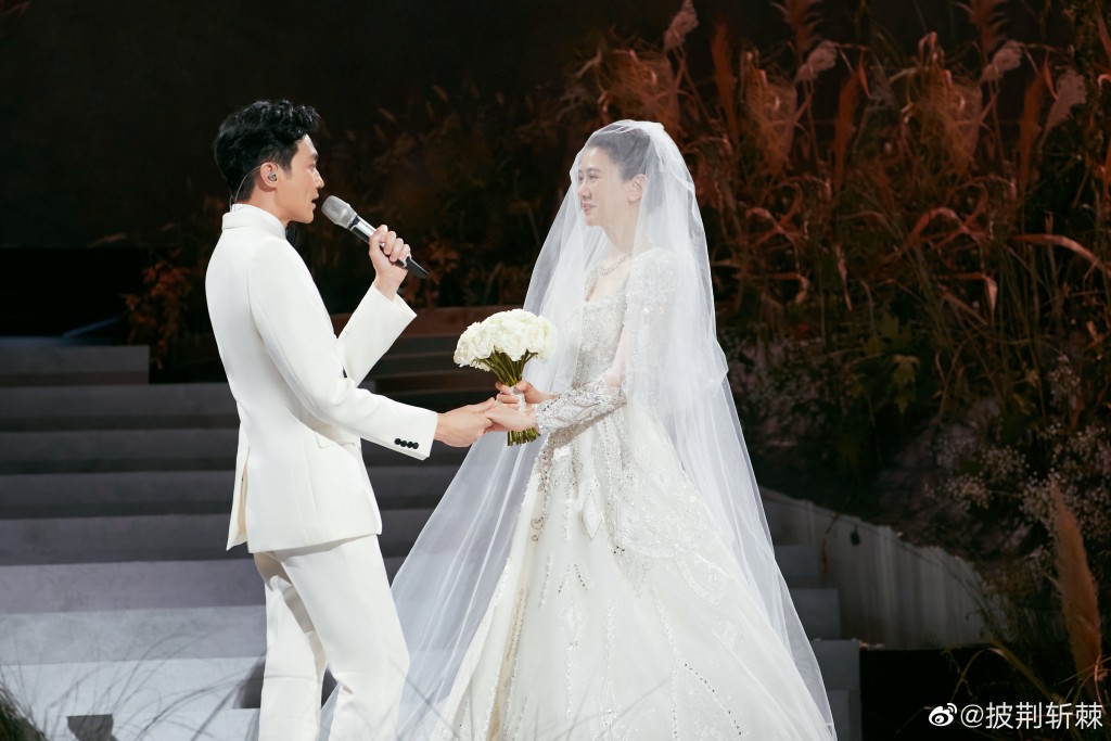 張智霖在台上與袁詠儀補辦婚禮，場面感人。