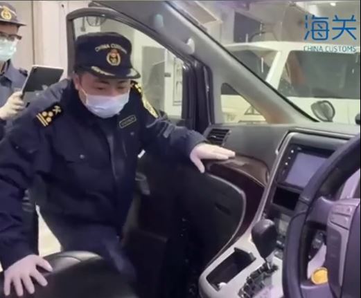 深圳海关在中港客货车上发现20只走私名表。