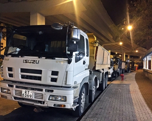 商用車泊位短缺,不少地區晚上出現重型車「違泊車龍」。