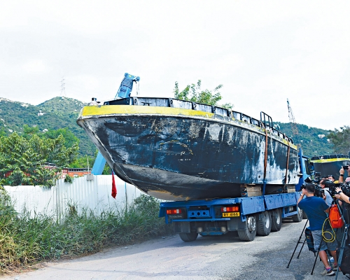 ■警方將長十多米、高兩米的鐵殼「超級大飛」運走。