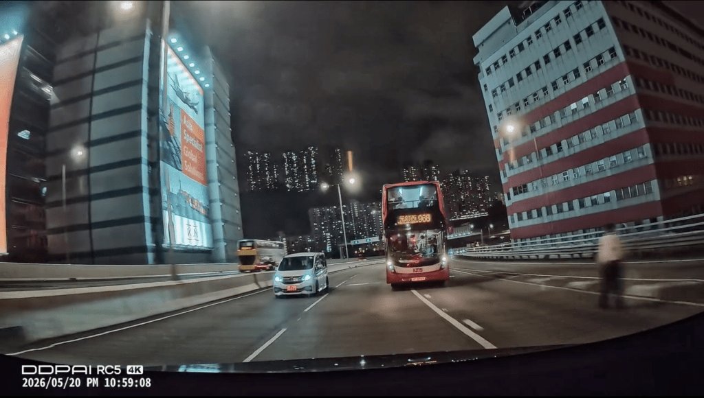 車Cam直擊｜老翁深夜青葵公路遊蕩 九巴及時切線險釀車禍 警帶返安全位置。Facebook 車cam L（香港群組）影片截圖