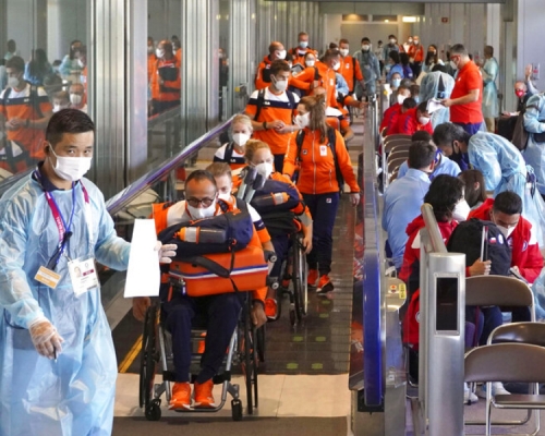 殘奧運動員陸續抵達東京，防疫人員嚴陣以待。AP圖片