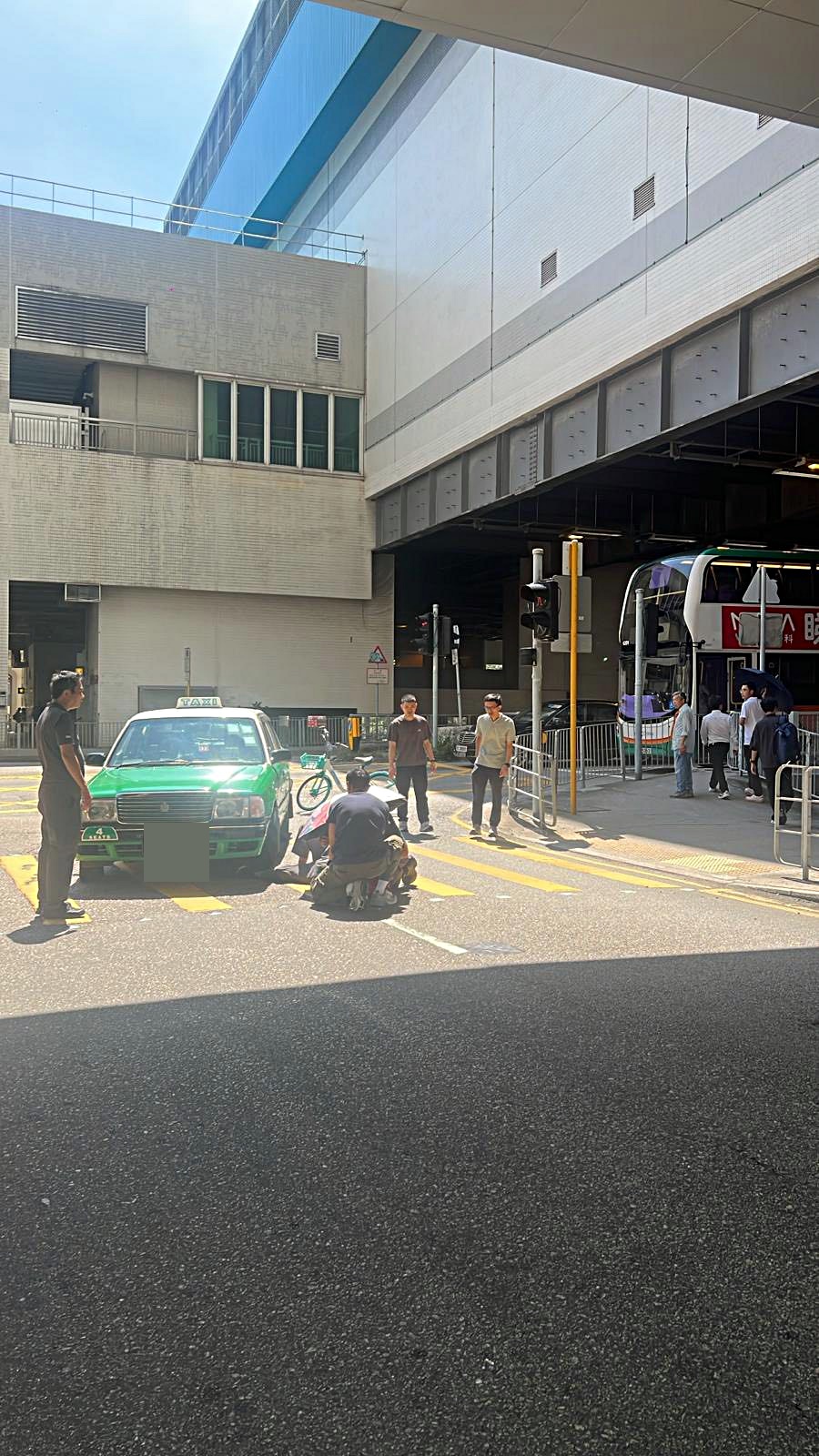 老婦其中一條腿被的士車輪壓住。fb：車cam L（香港群組）