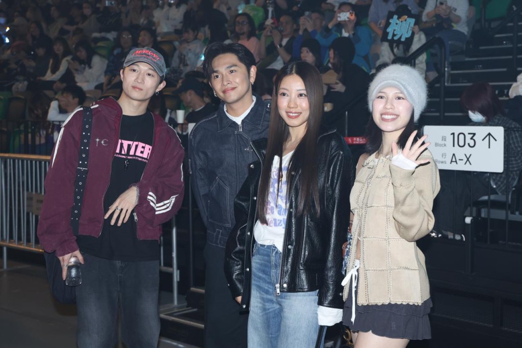 COLLAR成员李芯駖（右二）和Winka（陈泳伽，右）；《全民造星VI》冠军Teller（王伟俊，左）、季军Jacky（范卓贤，左二）到埸支持。