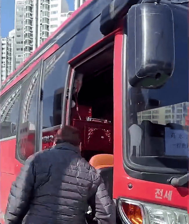 網片顯示，疑似中國旅客乘搭的旅巴。