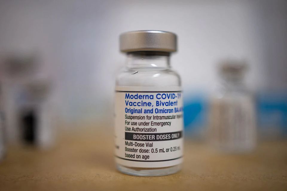 新加坡將提前由周五開始為民眾接種莫德納二價疫苗。路透資料圖