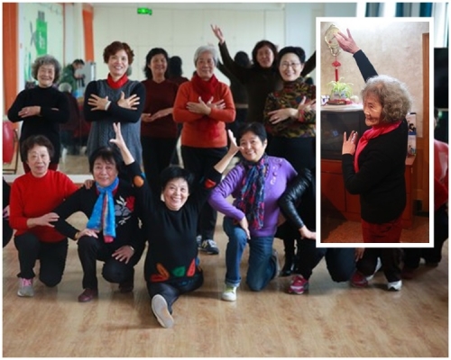 除了替自己直播跳舞，胡婆婆還會趁朋友跳舞時做直播。網圖