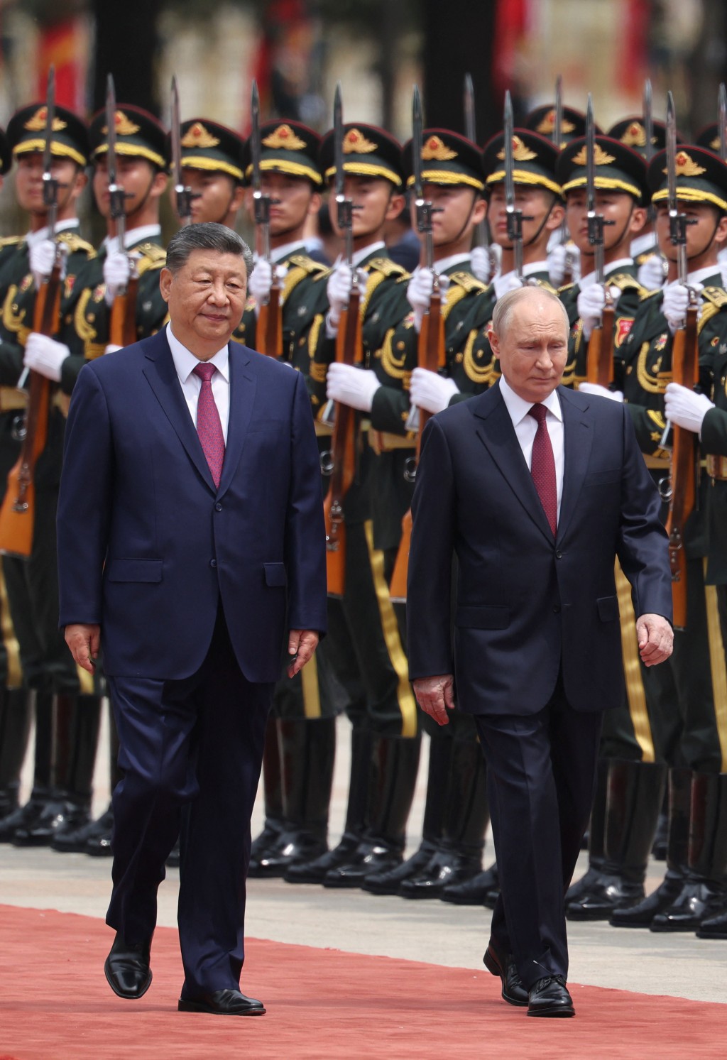国家主席习近平举行仪式欢迎俄罗斯总统普京。 路透社