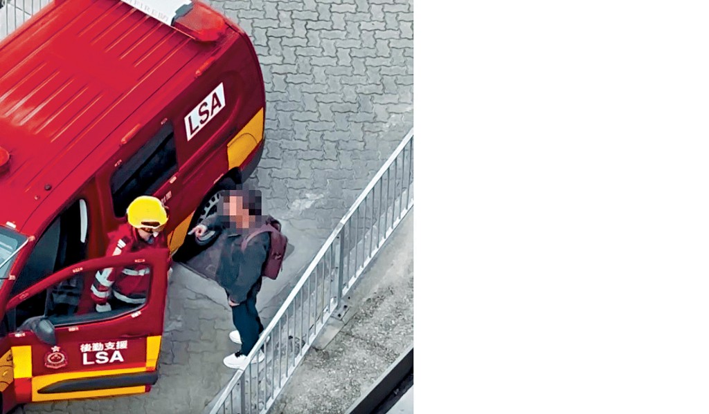 男子情緒激動指罵消防員。