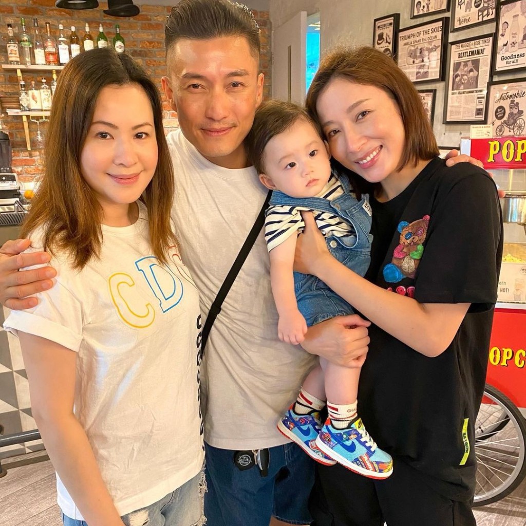 輪到楊怡抱Jaco。