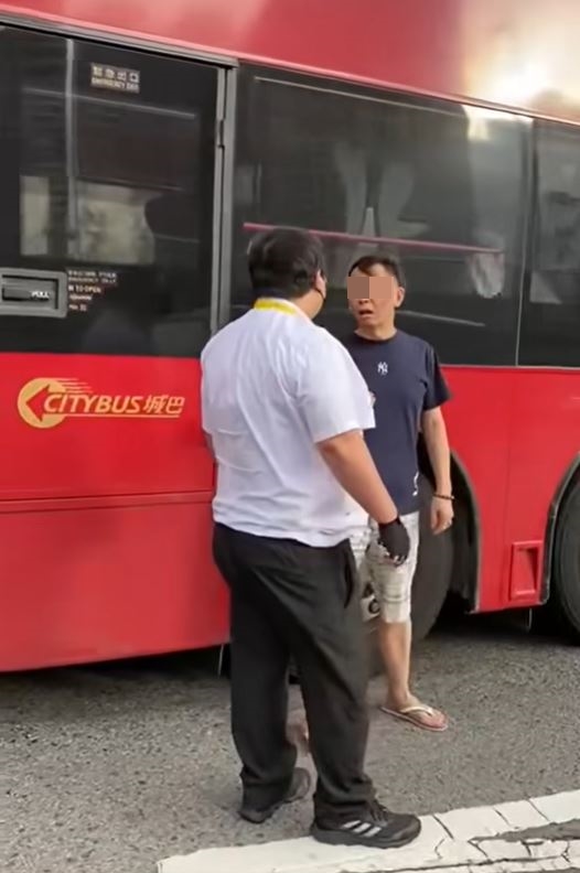 中年男子与身穿城巴车长制服壮汉理论。网上片段