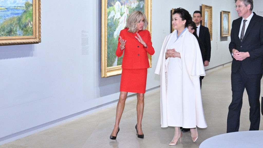 5月6日，彭麗媛在巴黎應邀同法國總統馬克龍夫人布麗吉特共同參觀奧賽博物館。（新華社）