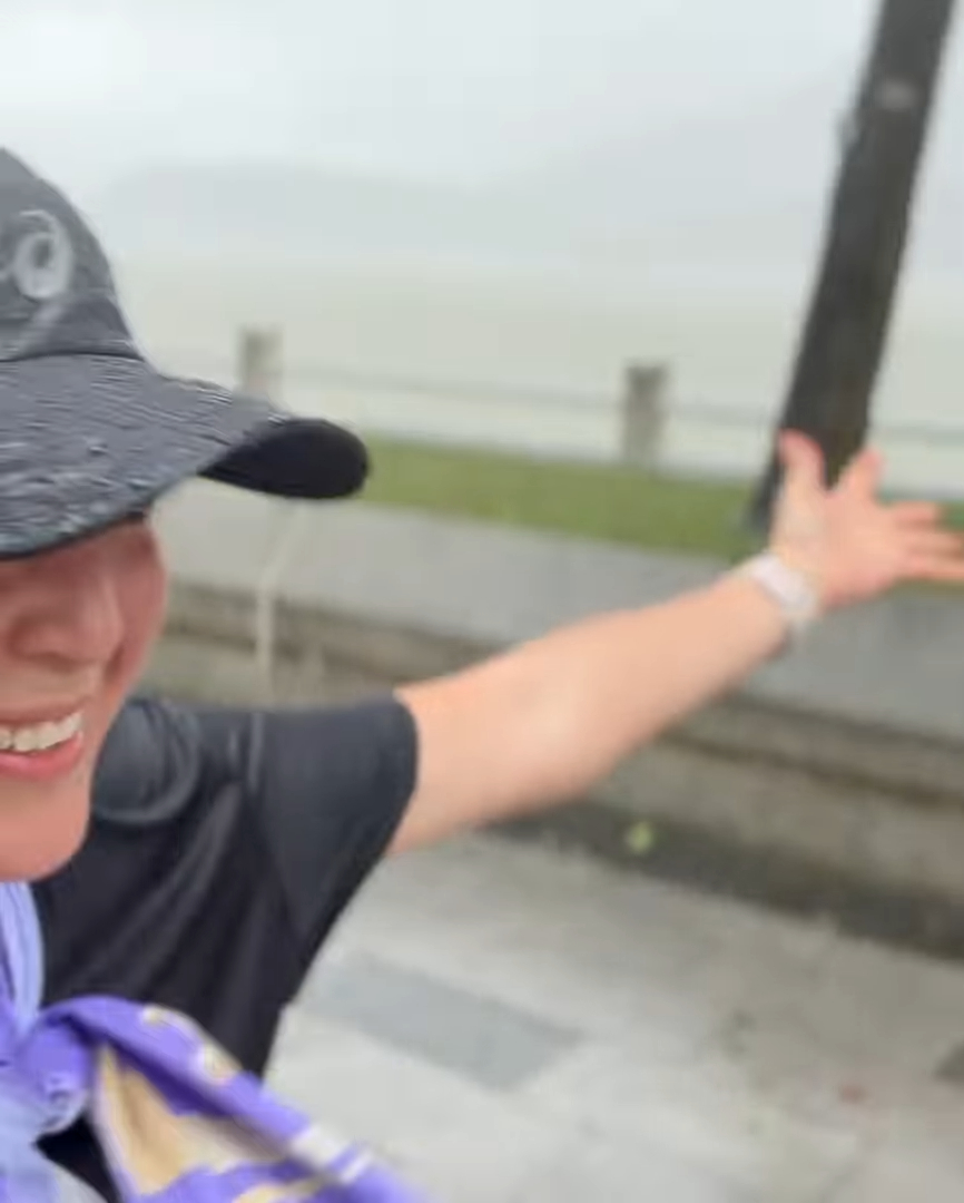原來唐寧近期曾回港，在大雨中照跑。