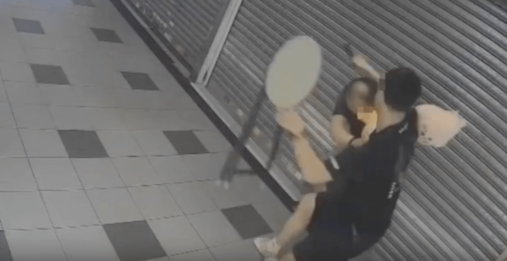 男子手持摺凳,追打涉嫌偷公仔的禿頭漢。網上圖片 男子手持摺凳,追打涉嫌偷公仔的禿頭漢。網上圖片