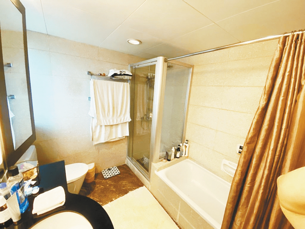 浴室備有浴缸及淋浴間，照顧不同住客所需。