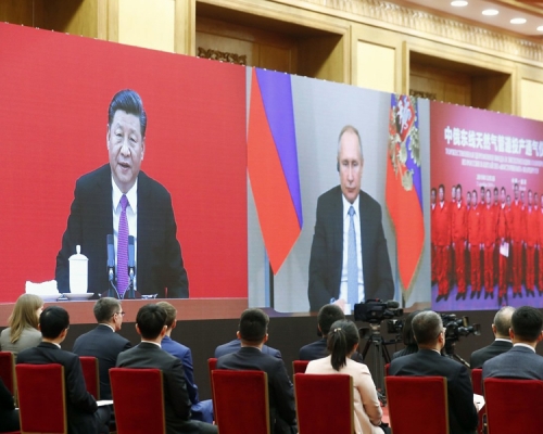 國家主席習近平在北京和俄羅斯總統普亭視像會議,共同見證中俄東縣天然氣管道投產通氣儀式。(網圖)