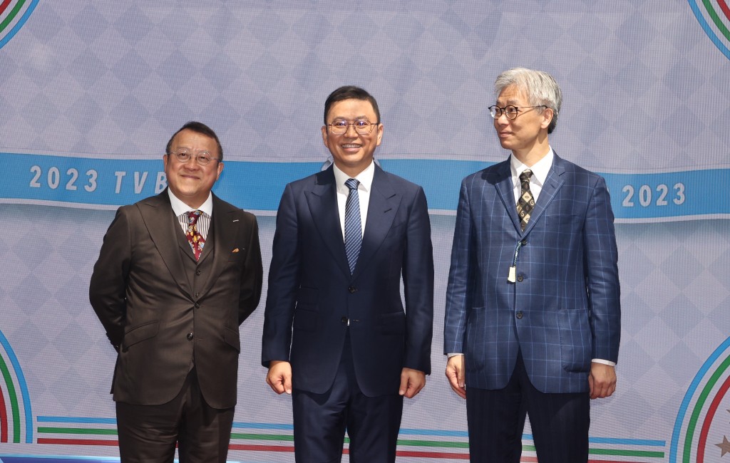 電視廣播有限公司主席許濤先生（中）、總經理（節目內容營運）曾志偉先生（左）、總經理（商務營運）蕭世和先生（右）主持啟動儀式，為TVB賽馬日揭開序幕。