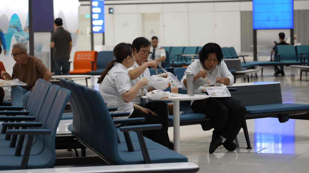 機場工作的員工亦是兩餸飯常客。 機場工作的員工亦是兩餸飯常客。