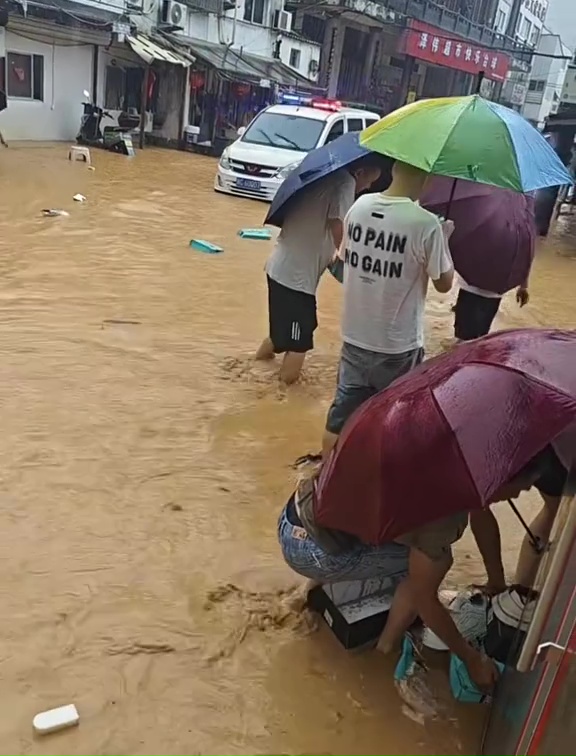 溫州暴雨鞋廠水浸,瑞安「滿街漂鞋」村民瘋搶打撈。 抖音 溫州暴雨鞋廠水浸,瑞安「滿街漂鞋」村民瘋搶打撈。 抖音