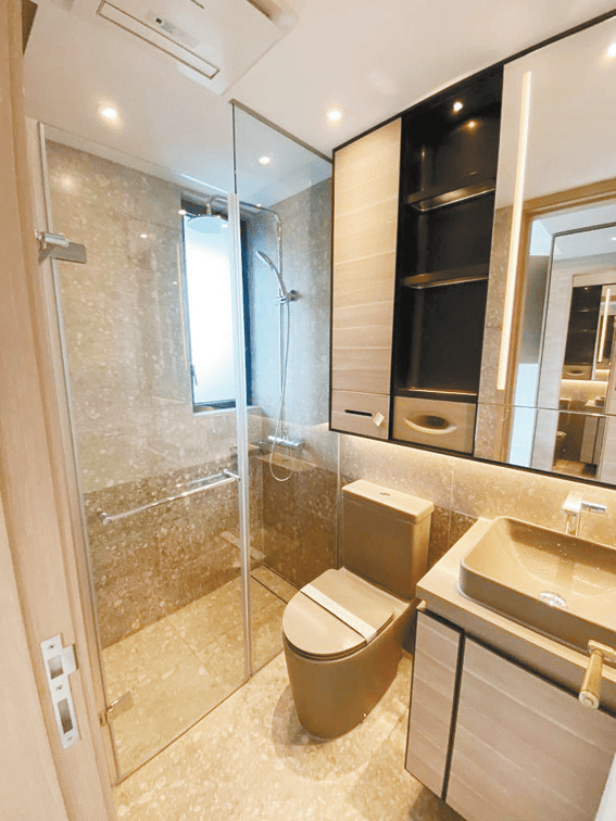 浴室設乾濕分離淋浴間，更備有對流窗，方便排走濕氣。