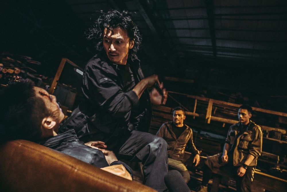 霆鋒在戲中演大奸角，開場不久就把呂良偉殘酷地殺死。