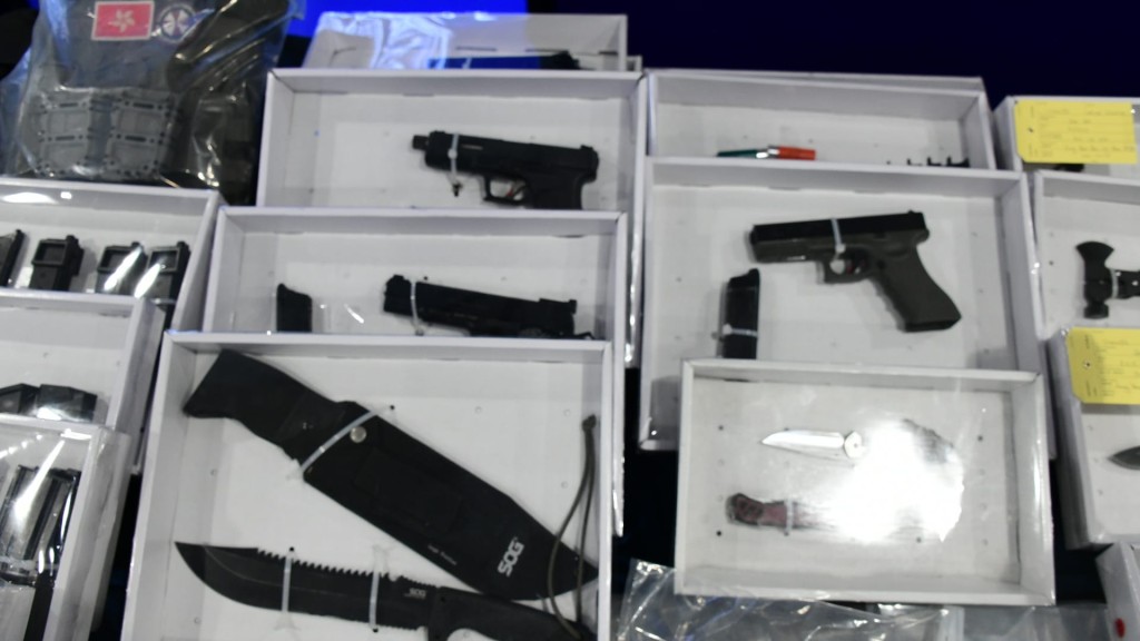 警方搜出大批仿制枪械及武器。