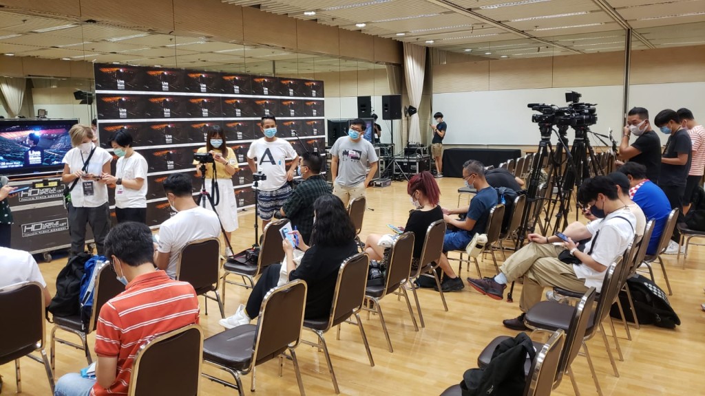 大會安排記者8人一組入場,而設置的座位均有椅子作分隔。