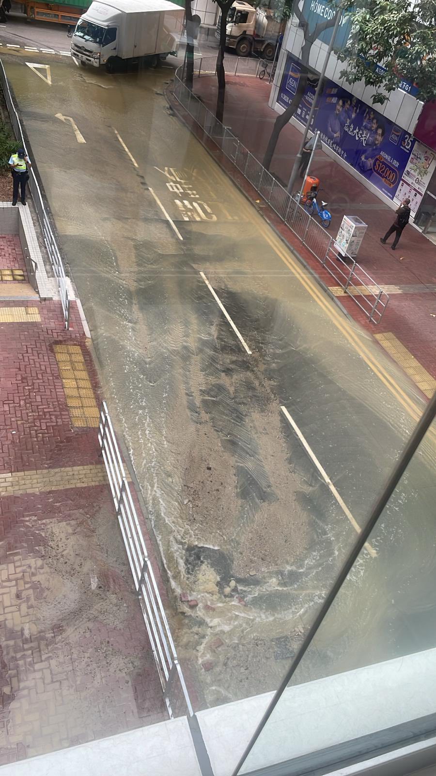 屯盛街近華都商場一條鹹水管爆裂。網上圖片 屯盛街近華都商場一條鹹水管爆裂。網上圖片