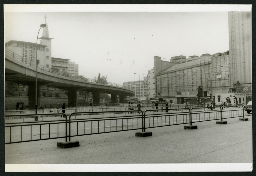 後方可見循道衛理聯合教會九龍堂(左)和普慶戲院(右)。政府檔案處圖片