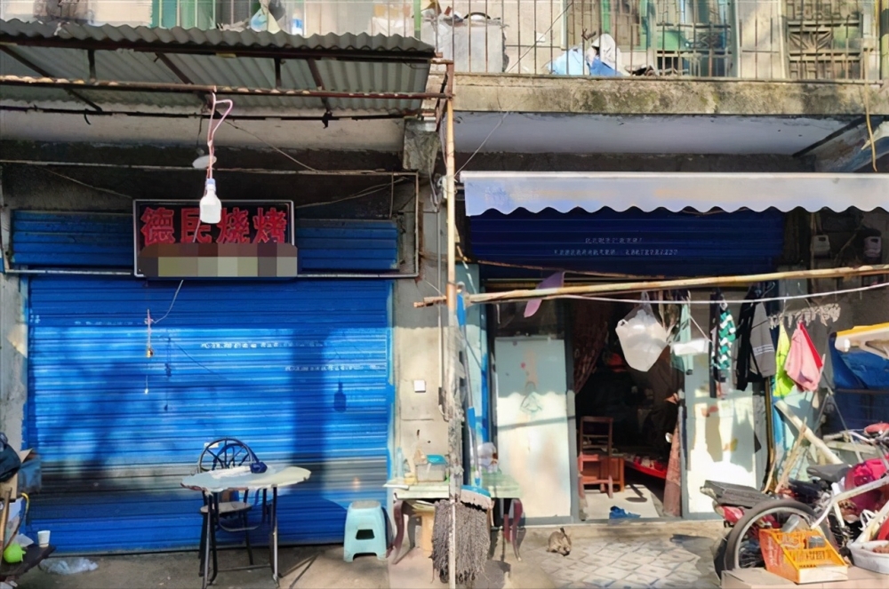 女网络红人在烧烤店前拍摄连累店东被电话骚扰。网上图片