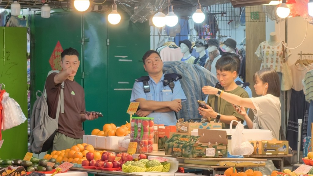 警方在花园街一带进行搜查。黄文威摄