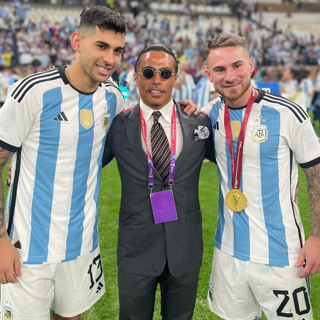 洒盐哥与阿根廷球员合照。网上图片