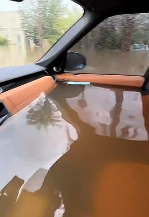 水浸至車內，司機乘客不得不棄車逃生。
