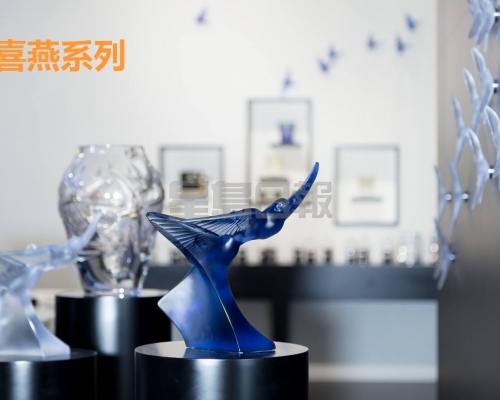 燕子象徵快樂和自由,Lalique以此為主題,優雅造型配合鍛面和拋光打磨等工藝,羽毛造工精緻,為空間增添自然之美。