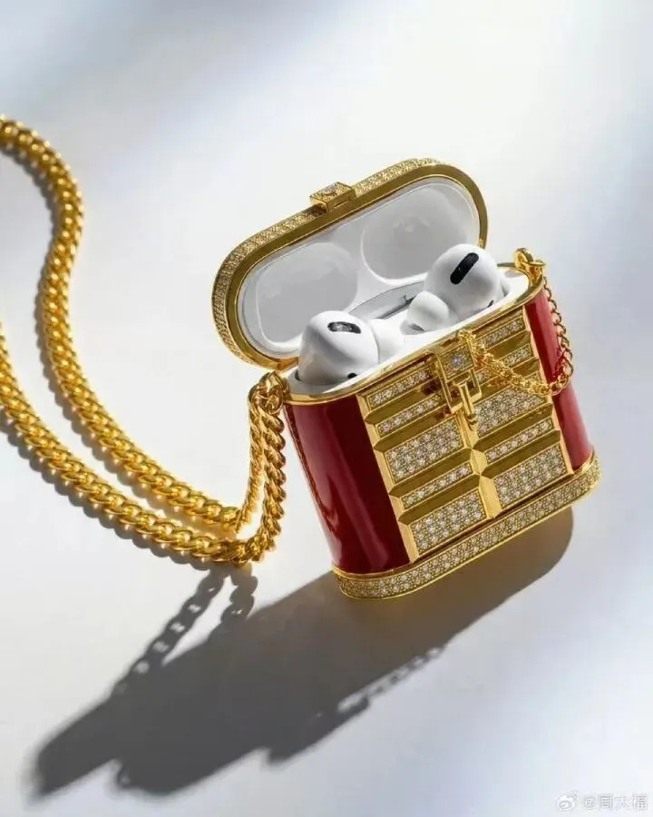周大福推出天价配饰，其中一款黄金耳机盒售逾78万人民币。